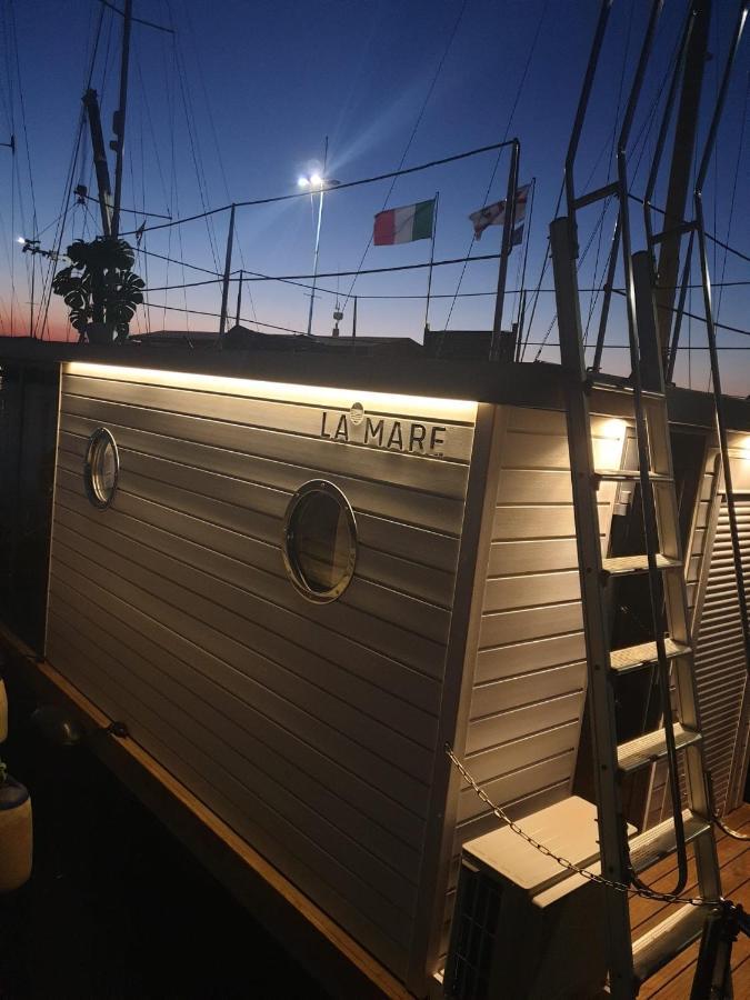 Botel Houseboat Seabreeze *