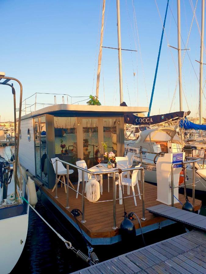 Botel Houseboat Seabreeze