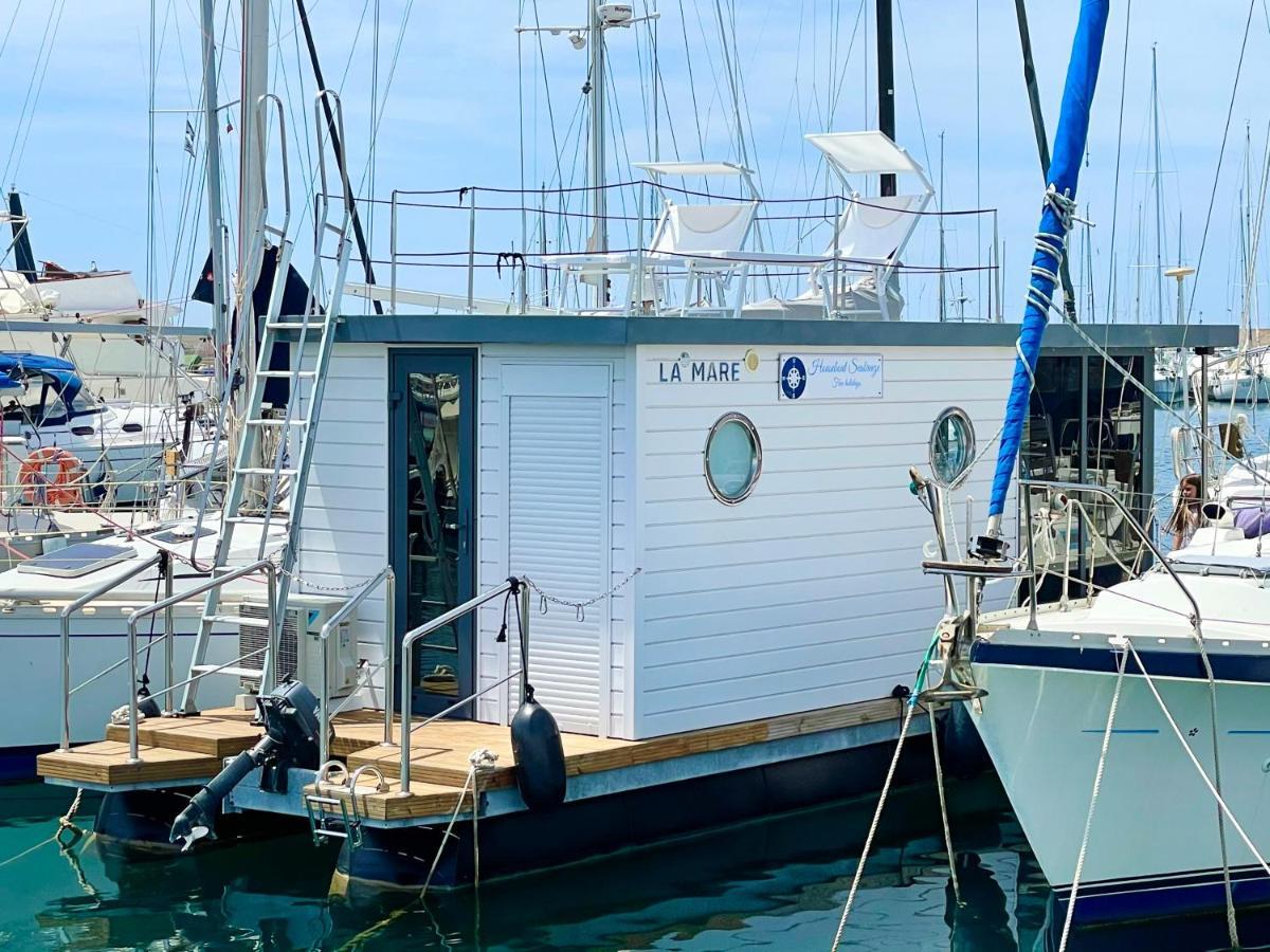 Botel Houseboat Seabreeze