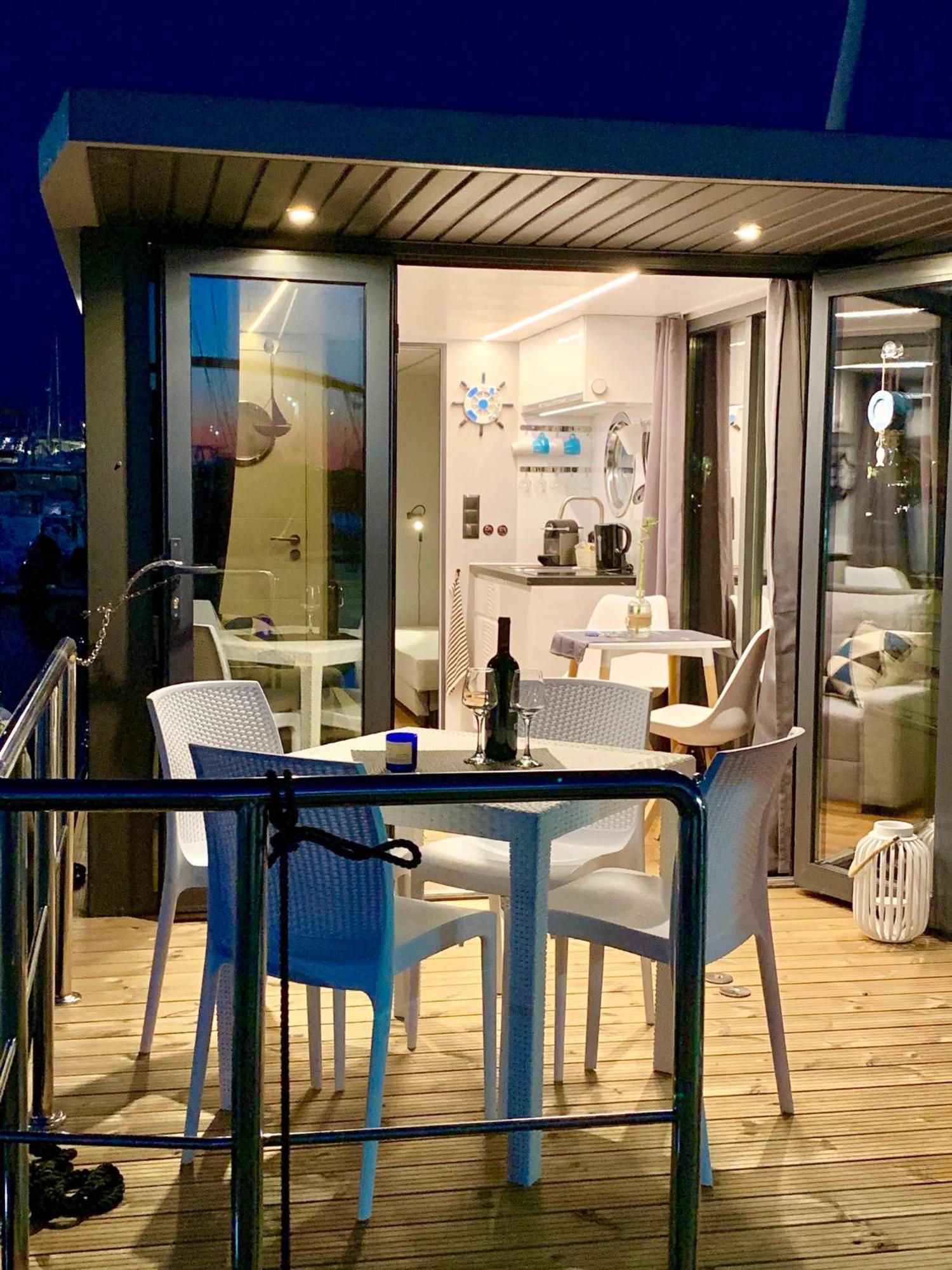 Botel Houseboat Seabreeze