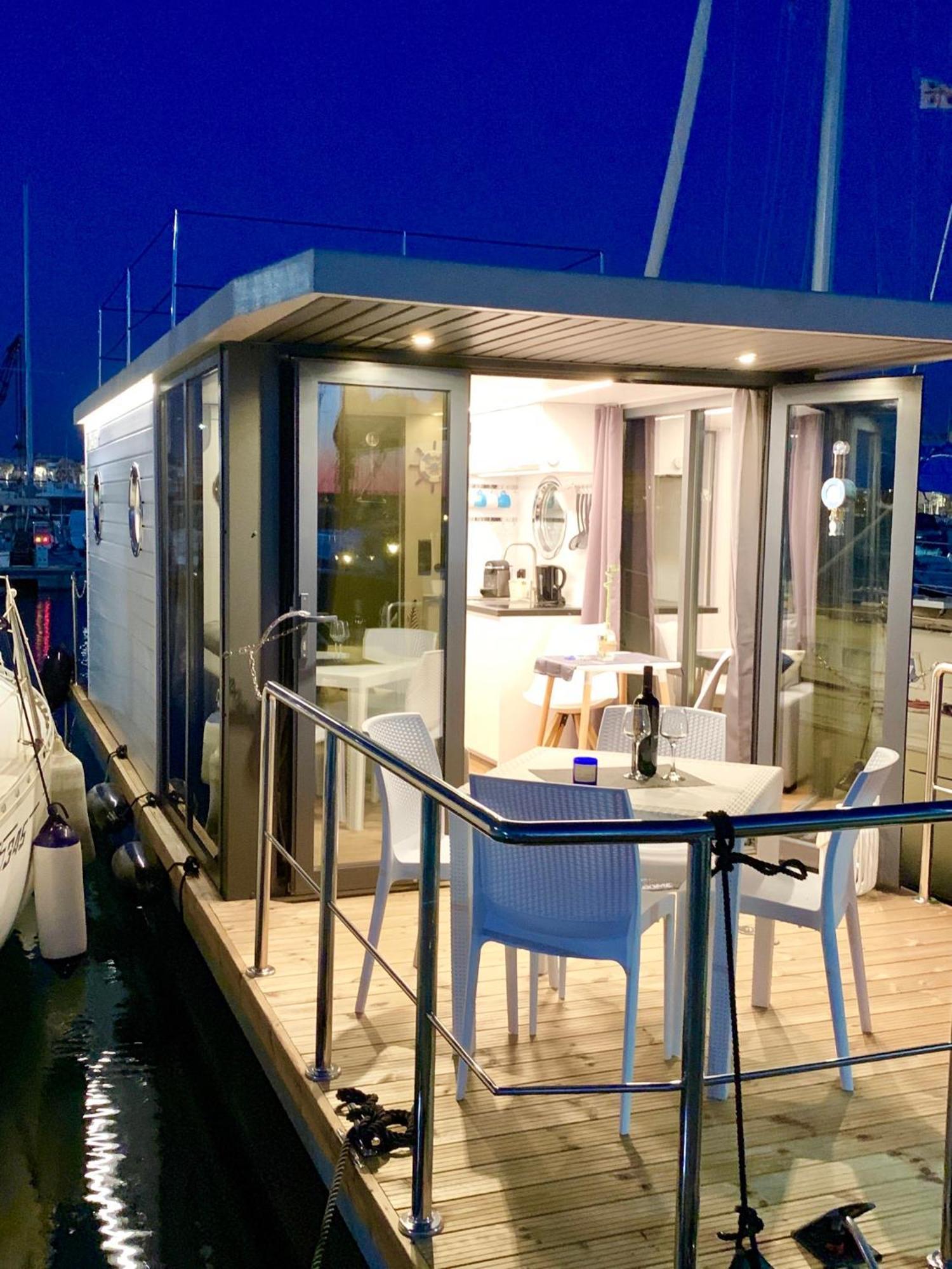 Botel Houseboat Seabreeze