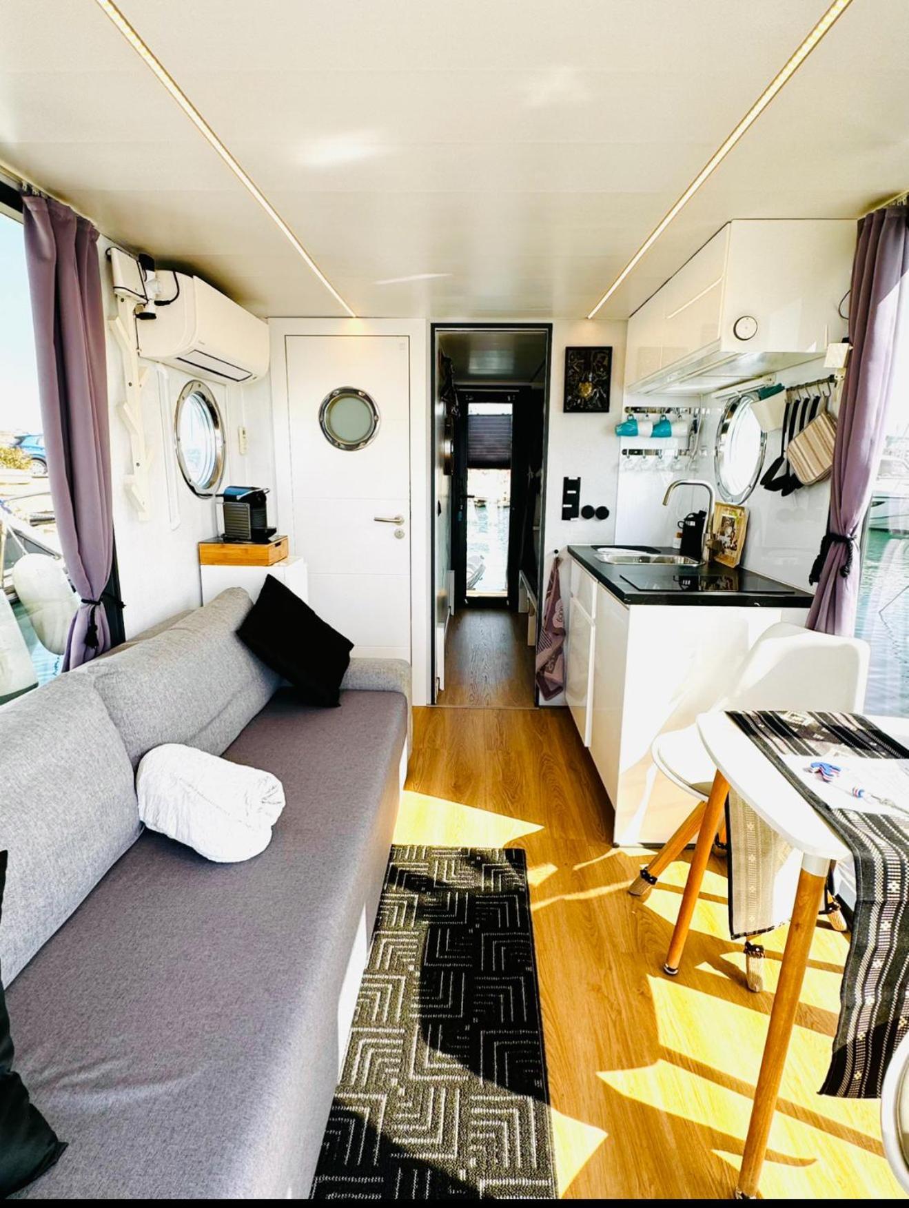 Botel Houseboat Seabreeze