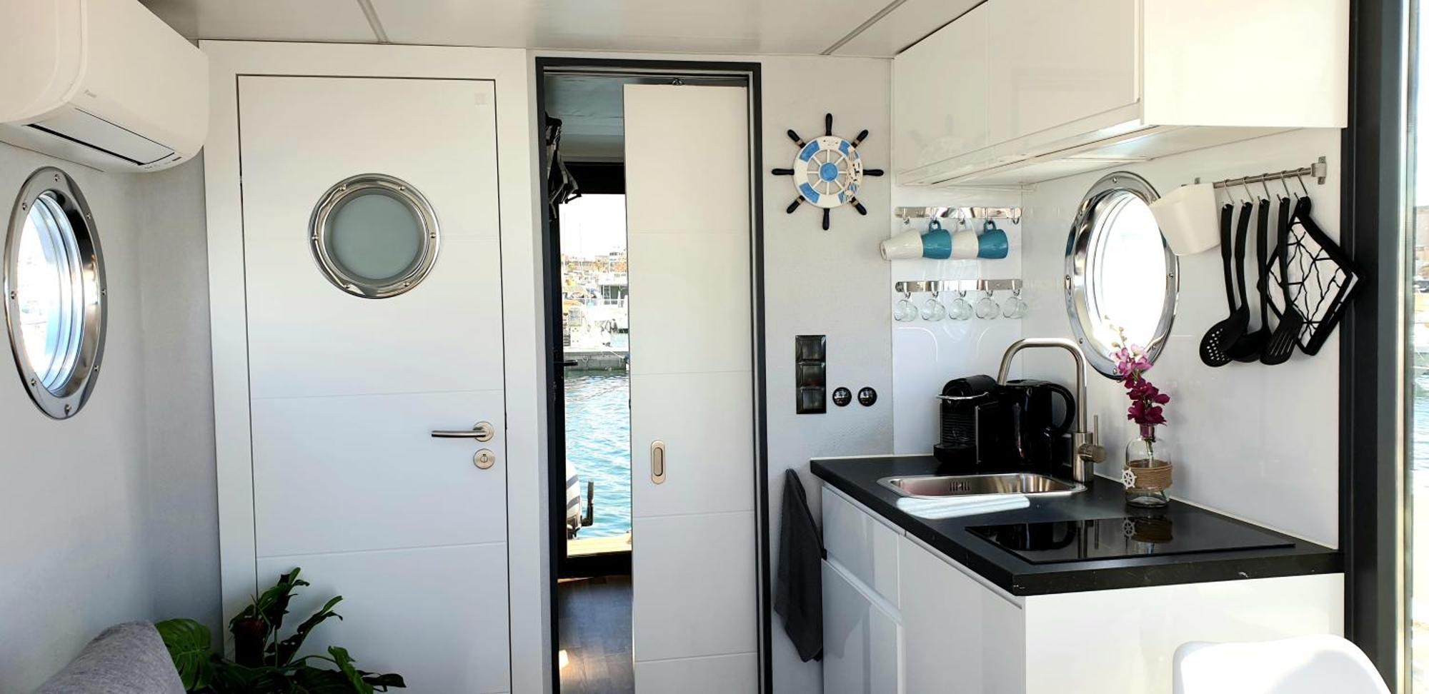 Botel Houseboat Seabreeze