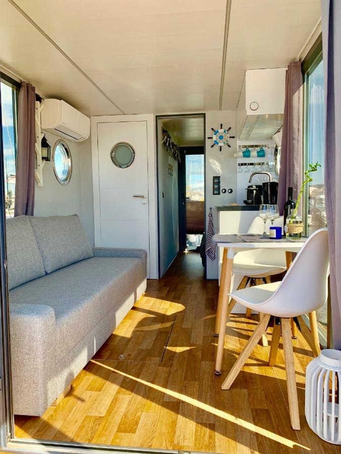 Botel Houseboat Seabreeze
