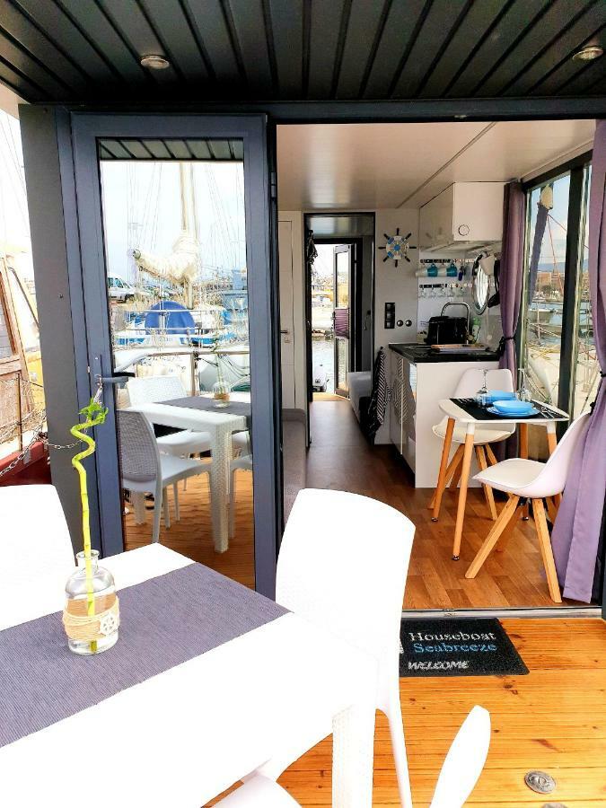 Botel Houseboat Seabreeze