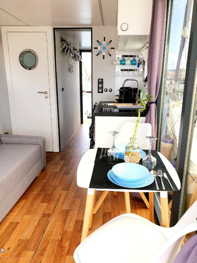 Houseboat Seabreeze Botel *
